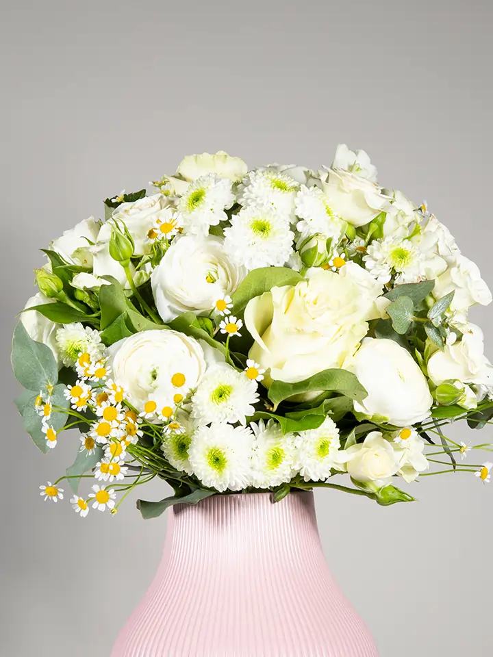 Bouquet fiori bianchi di roselline santini ranuncoli macro